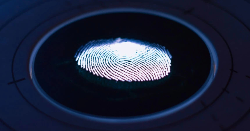 A white lit fingerprint on a darkblue background, with a dimmed lit circle around it.